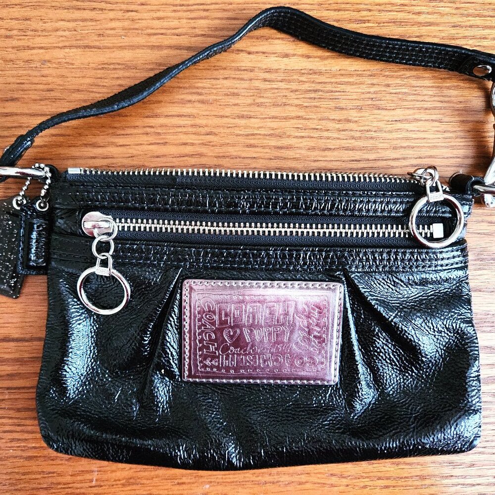 COACH POPPY BLACK PATENT LEATHER SMALL BAG WRISTLET